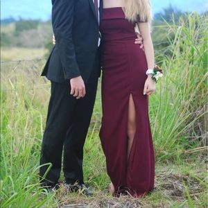 Off shoulder maxi dress in burgundy from lulus worn once- prom dress, elegant